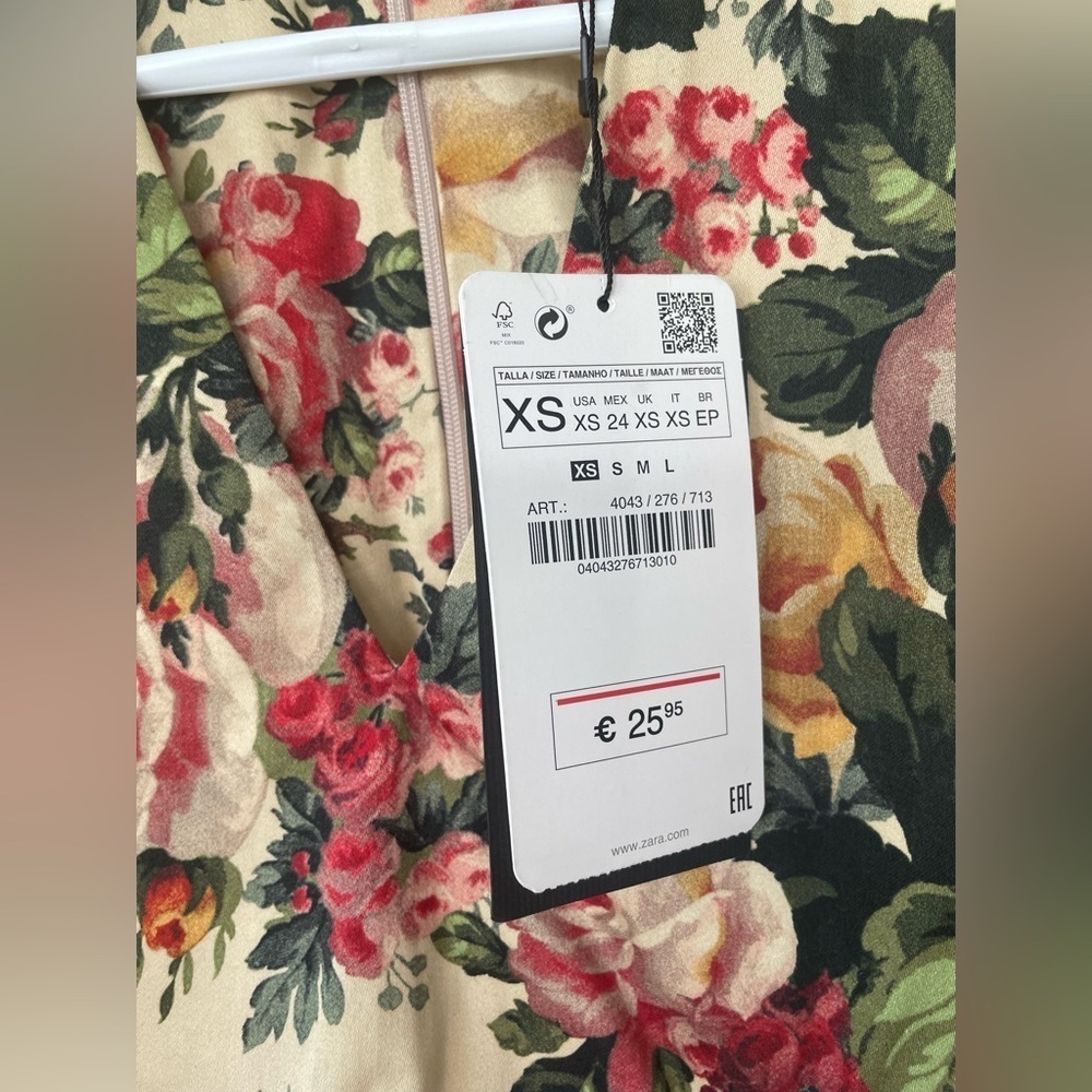NWT Zara v-neck crop top, cream/green/pink brocade floral design, zip back; XS - Picture 5 of 8